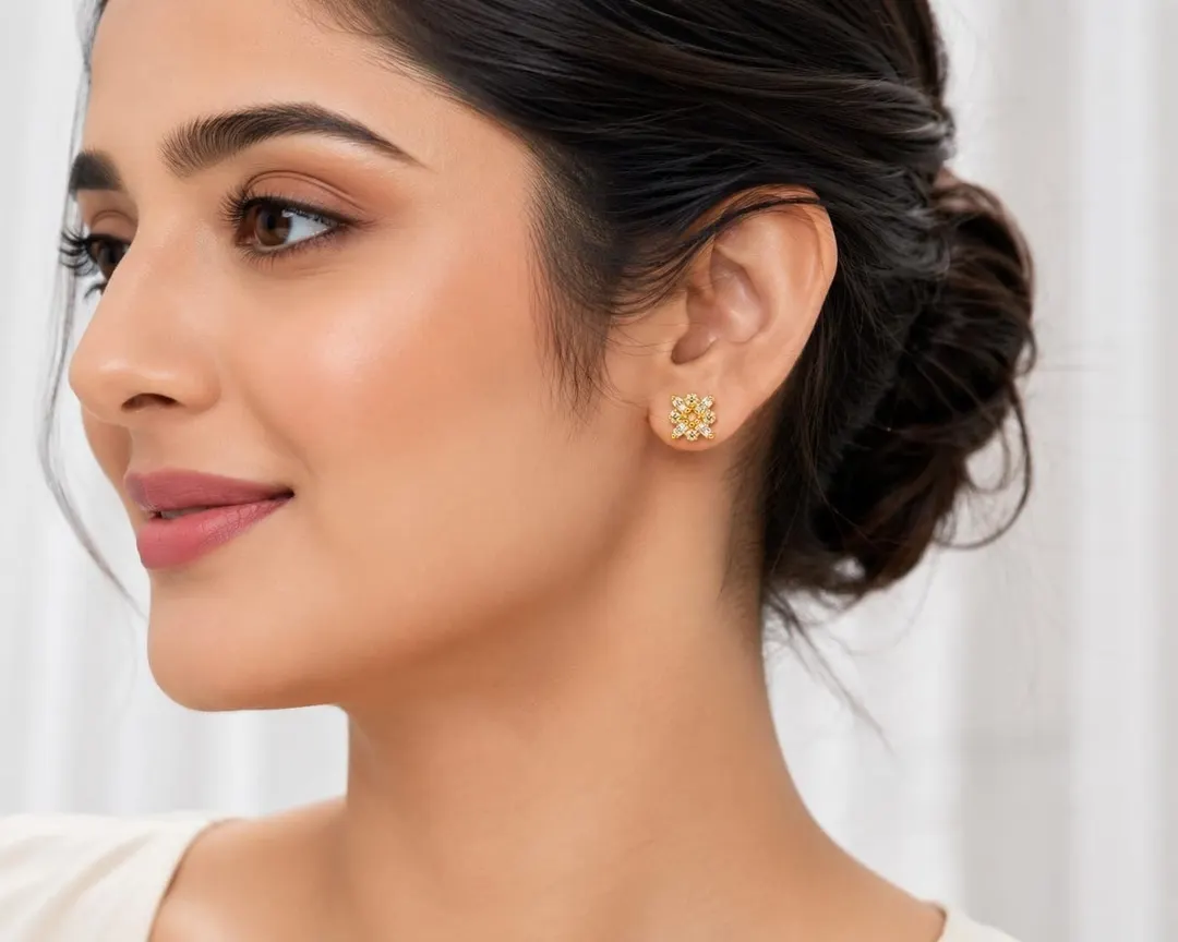 GOLD TONE CRYSTAL FLOWER STUD EARRING