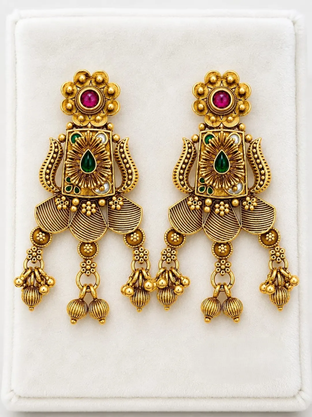 ANTIQUE GOLD TONE TRADITIONAL CHANDELIER EARRING