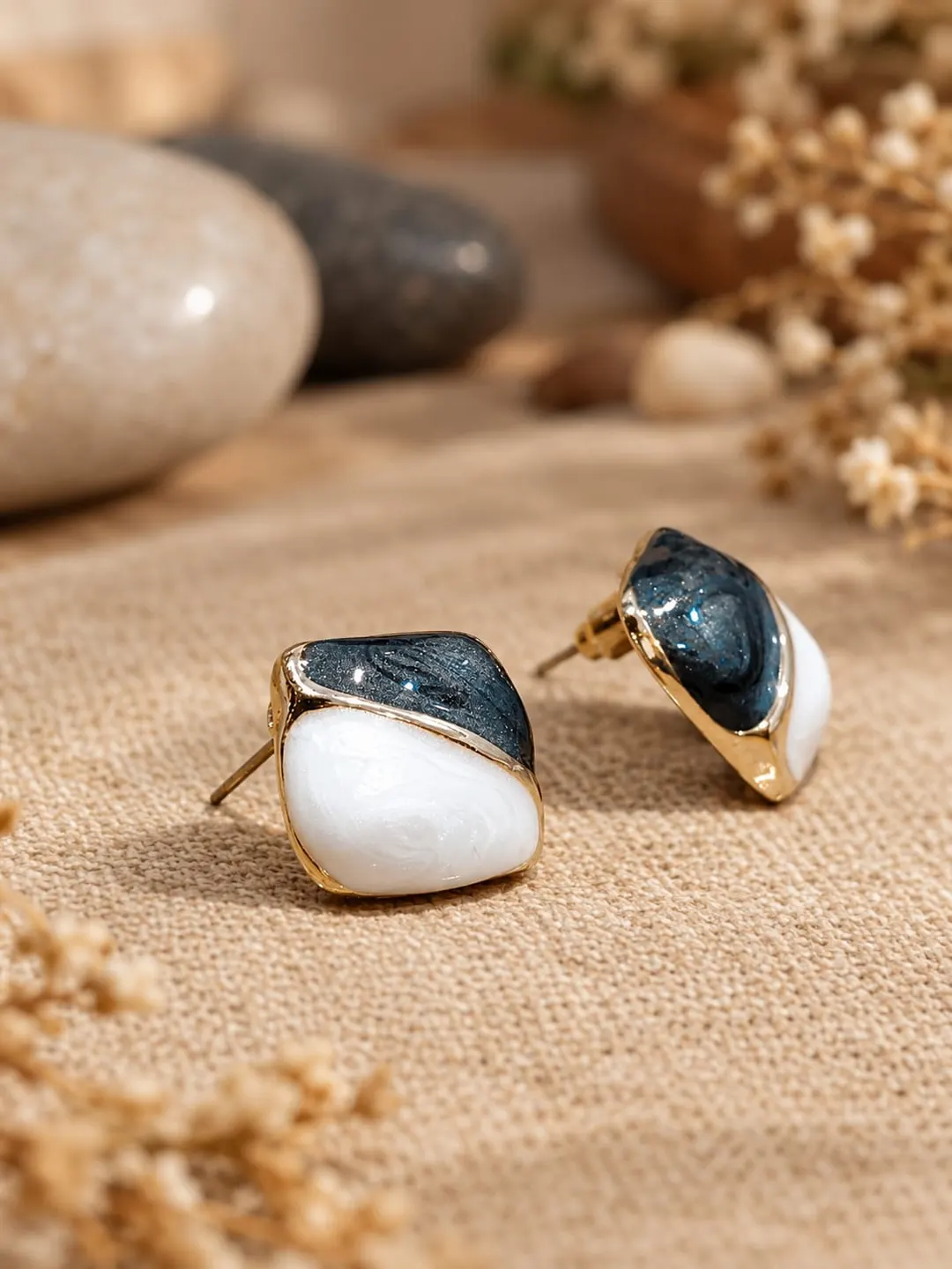 BLACK & WHITE SQAURE SHAPED EARRING WITH GOLD PALTED