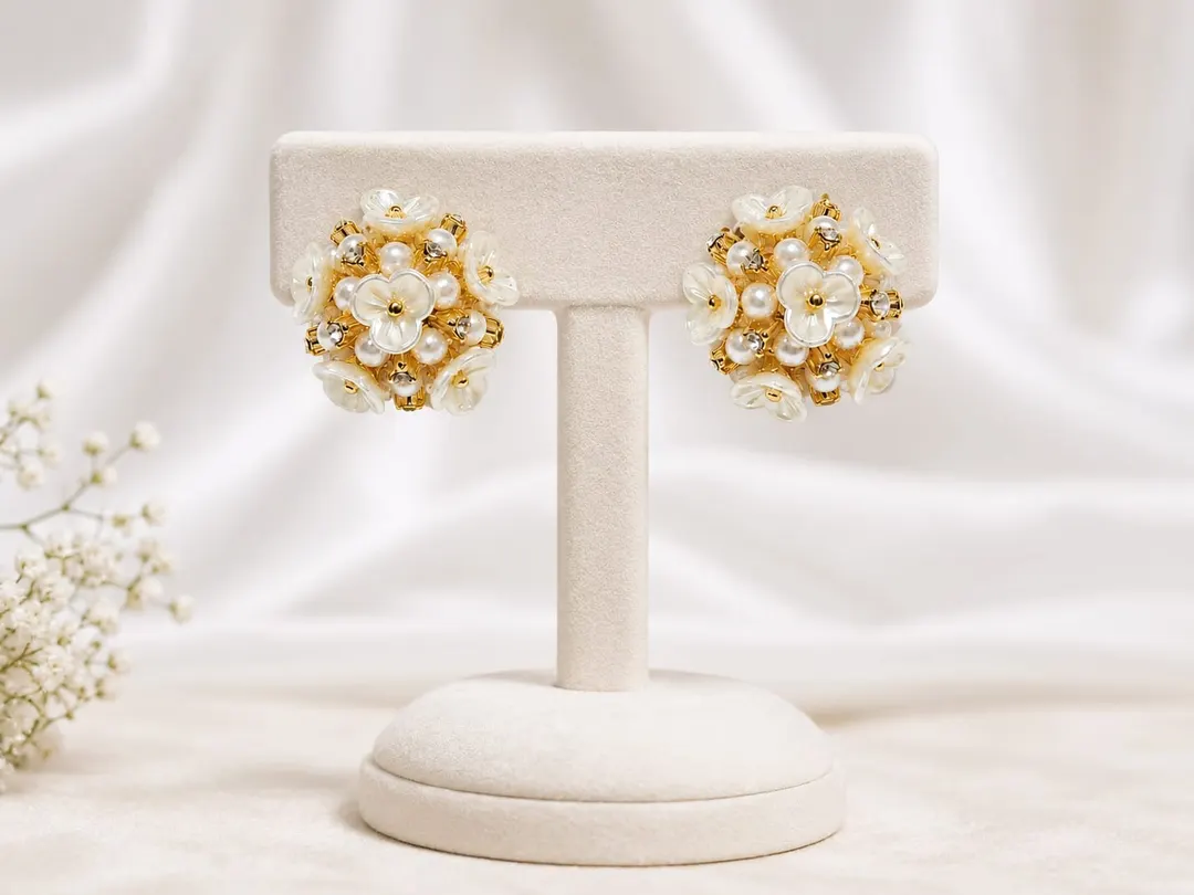 VINTAGE WHITE FLORAL PEARL CLUSTER STUD EARRING