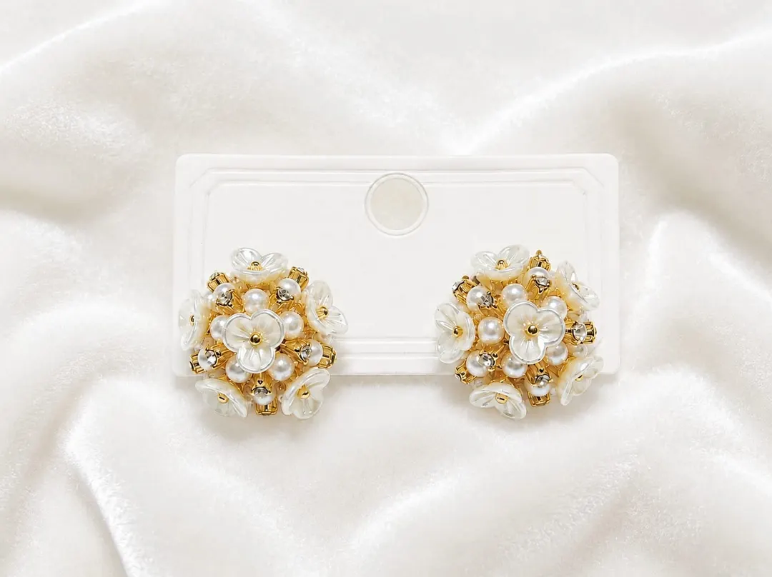 VINTAGE WHITE FLORAL PEARL CLUSTER STUD EARRING
