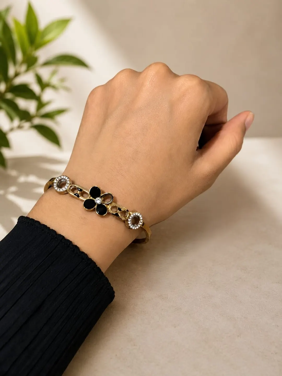 GOLD-PLATED STAINLESS STEEL BANGLE BRACELET