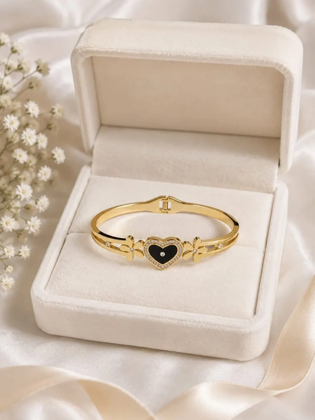 GOLD-PLATED BLACK HEART AND FLORAL BRACELET