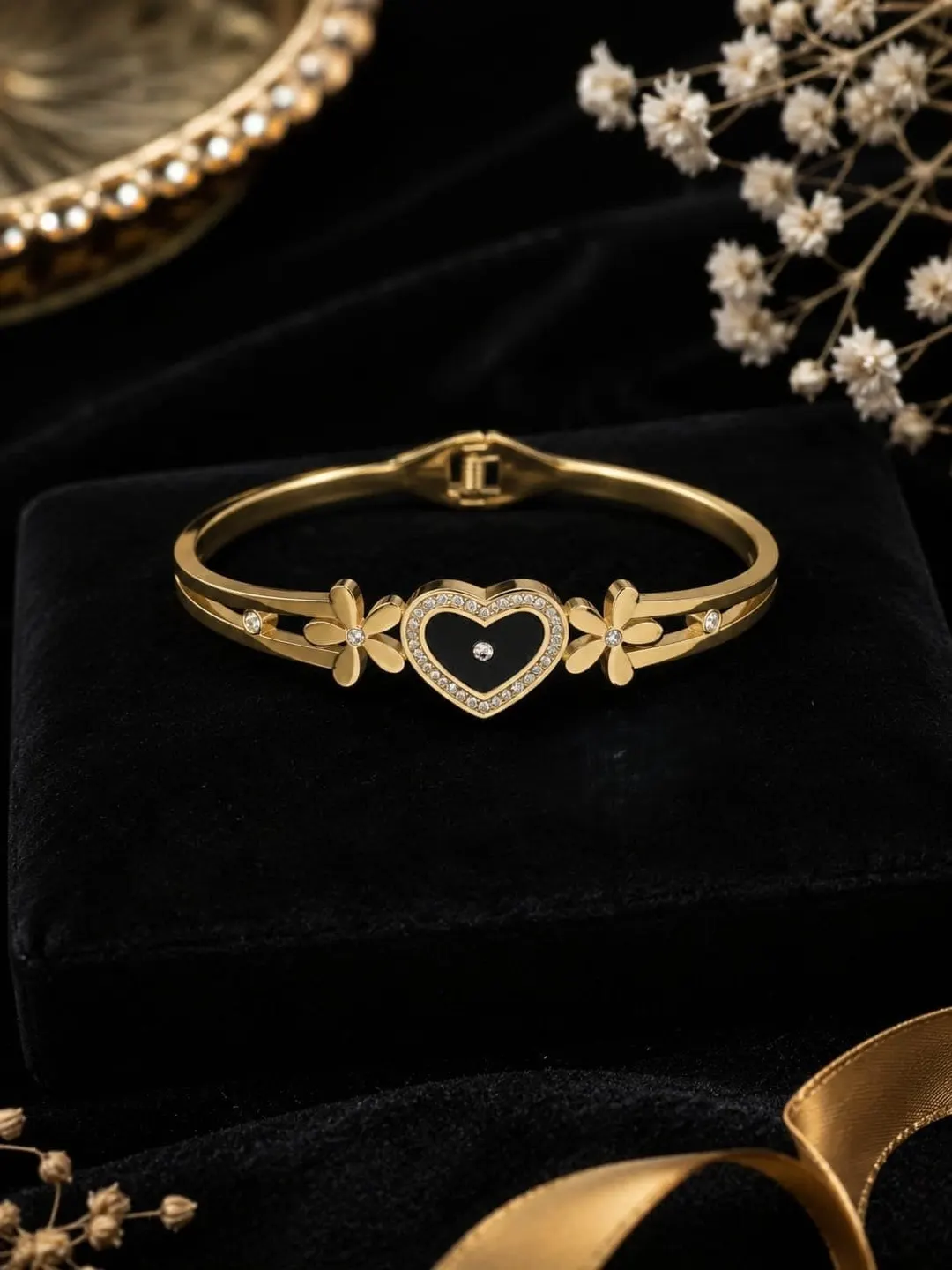 GOLD-PLATED BLACK HEART AND FLORAL BRACELET