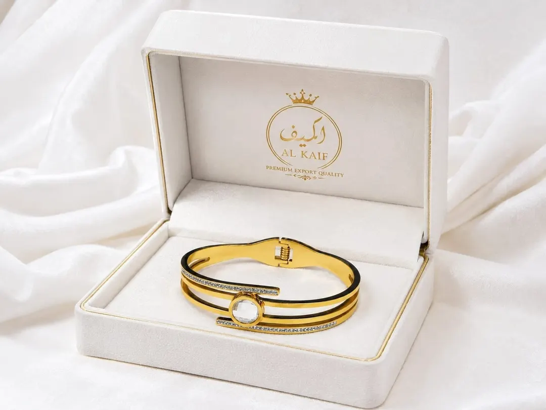 GOLD PLATED STAINLESS STEEL OVAL HINGED CUFF BRACELET.