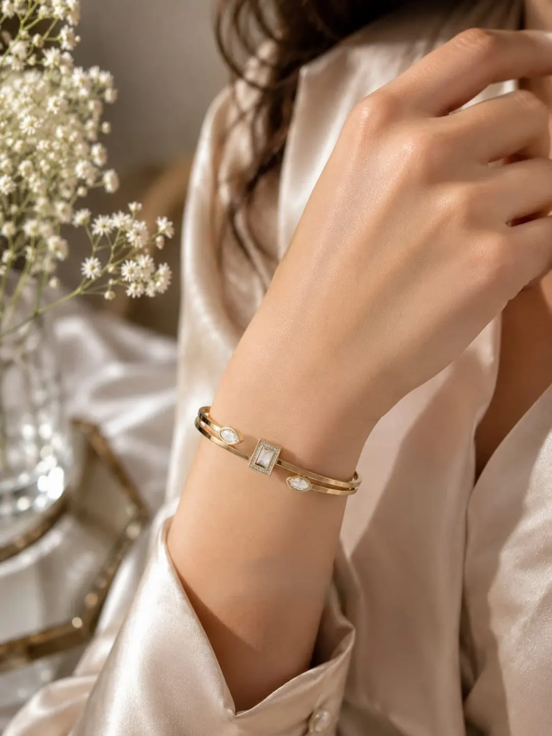 KATE SPADE NEW YORK SET IN STONE HINGED BANGLE CRYSTAL.
