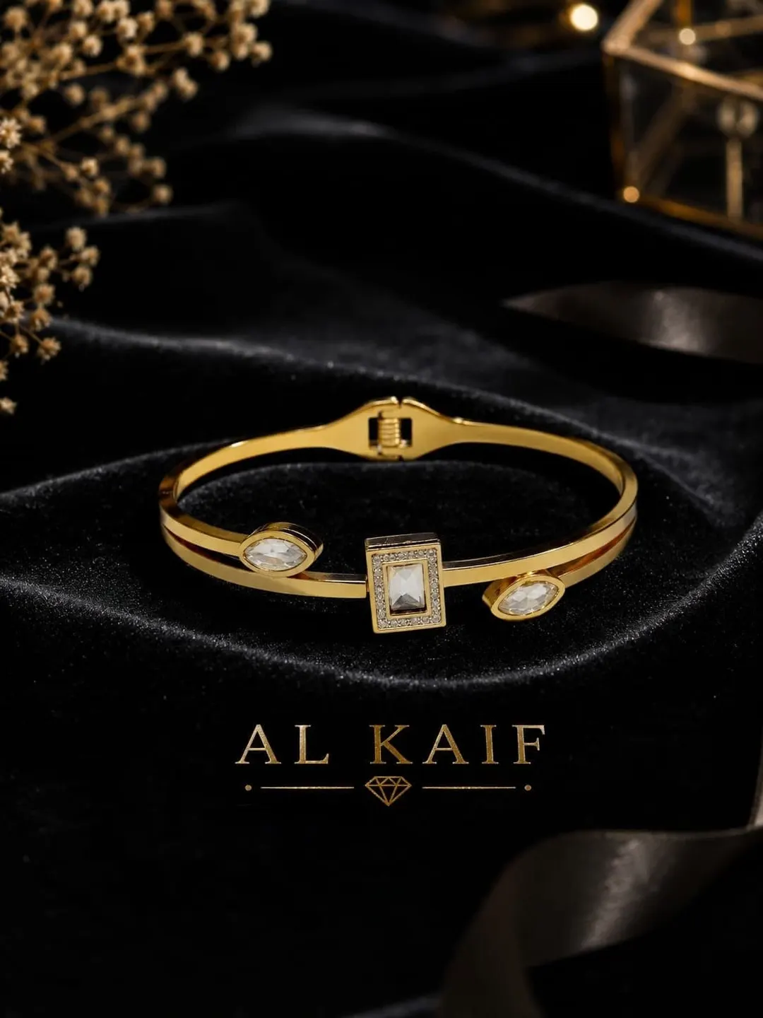 KATE SPADE NEW YORK SET IN STONE HINGED BANGLE CRYSTAL.