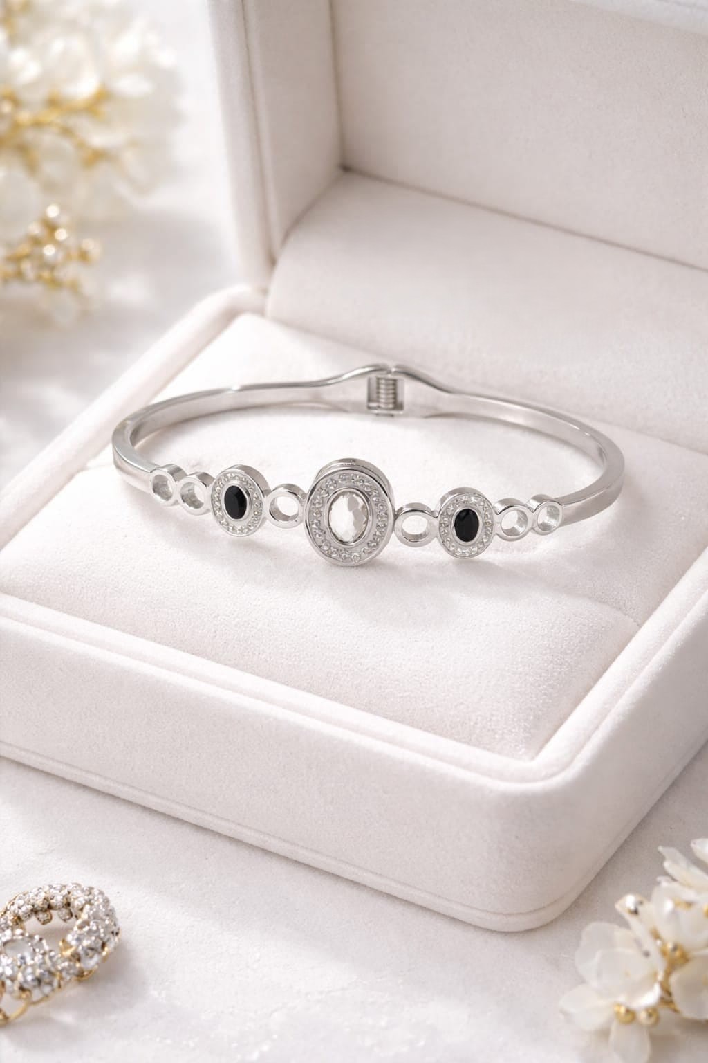 VINTAGE CIRCLE HALO BRACELET.