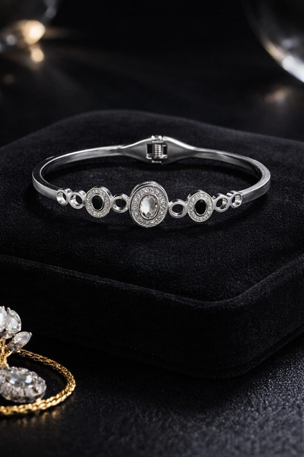 VINTAGE CIRCLE HALO BRACELET.