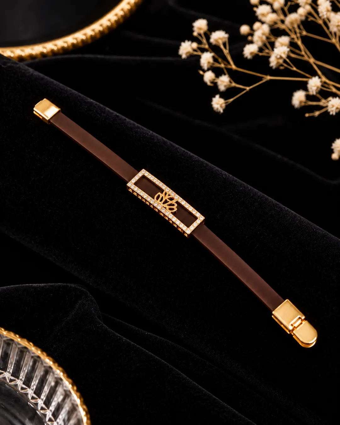 REGAL BELTED LEATHER BRACELET.
