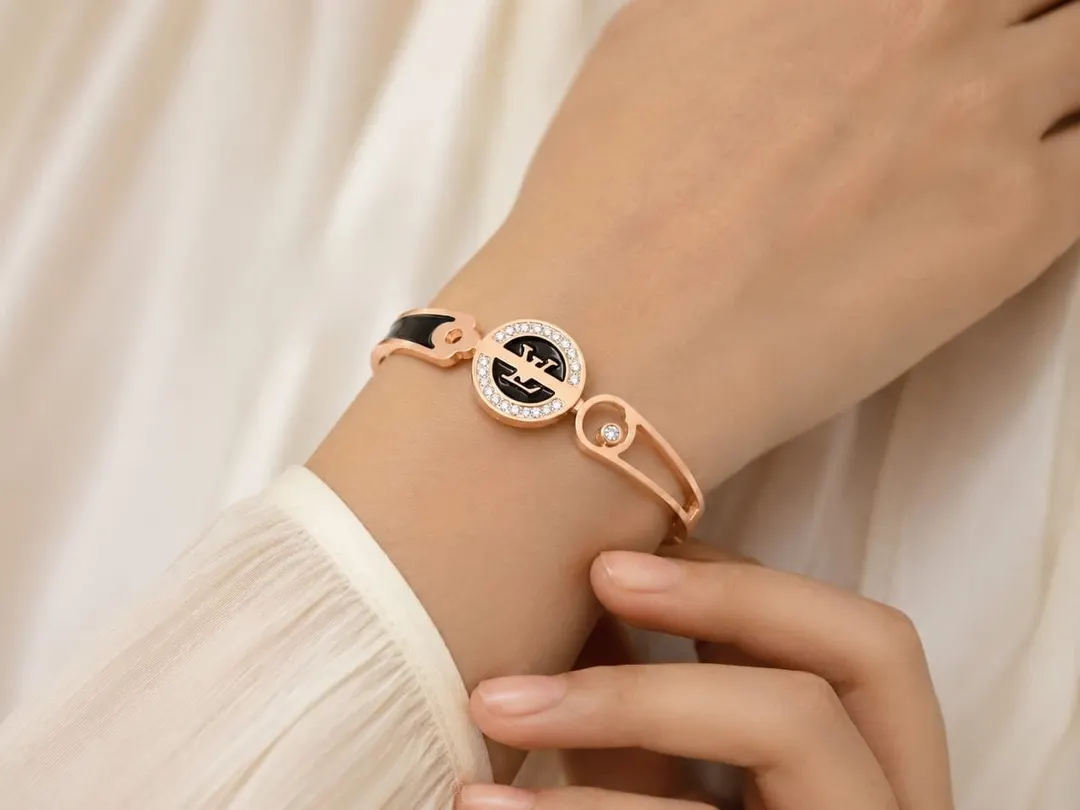 EMPRESS LV EMBLEM BRACELET.