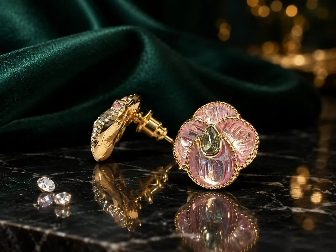 PINK FLORAL ENAMEL STUD EARRING.