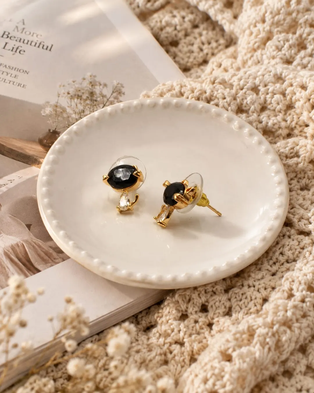 CAT DESIGN BLACK STUD EARRINGS.