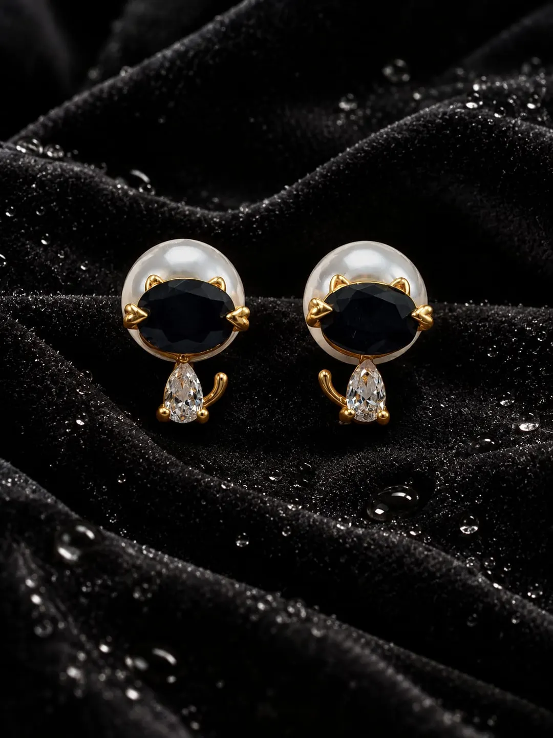 CAT DESIGN BLACK STUD EARRINGS.