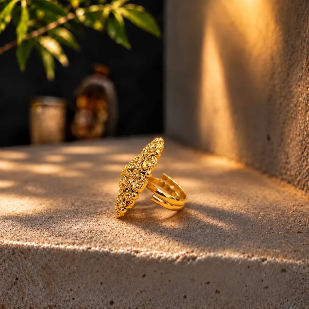 ANTIQUE GOLD-TONE RED STONE ROUND RING