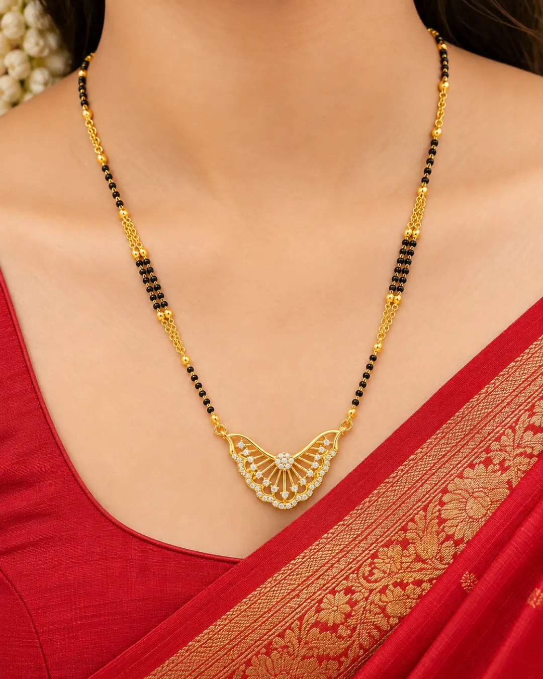GOLD BLACK BEADED PENDANT NECKLACE.