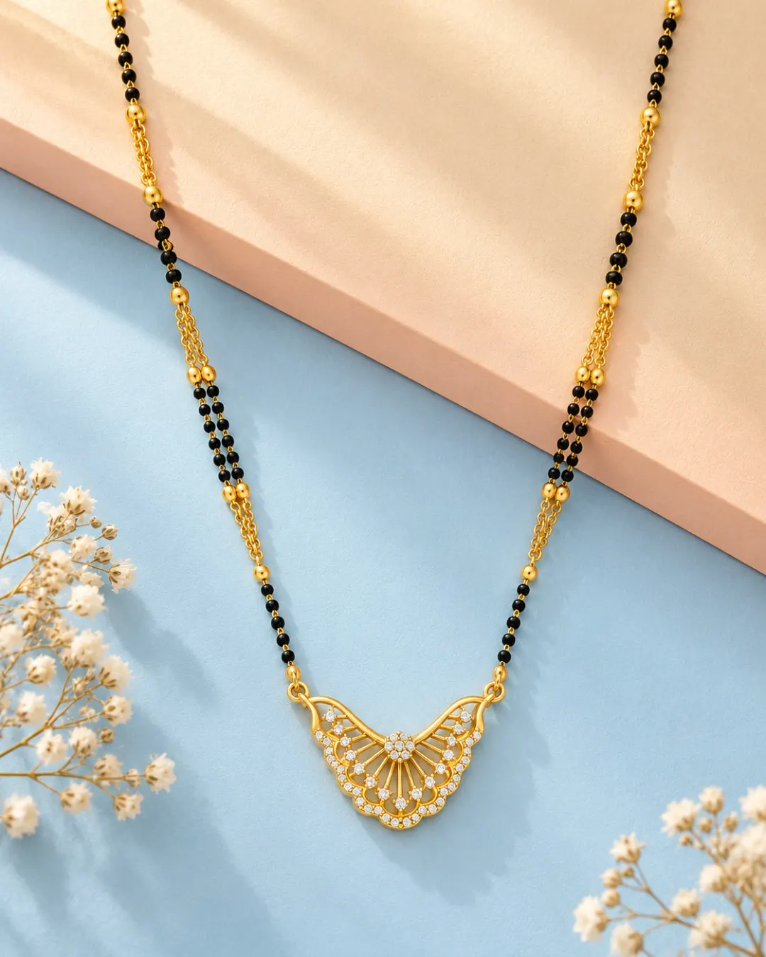GOLD BLACK BEADED PENDANT NECKLACE.