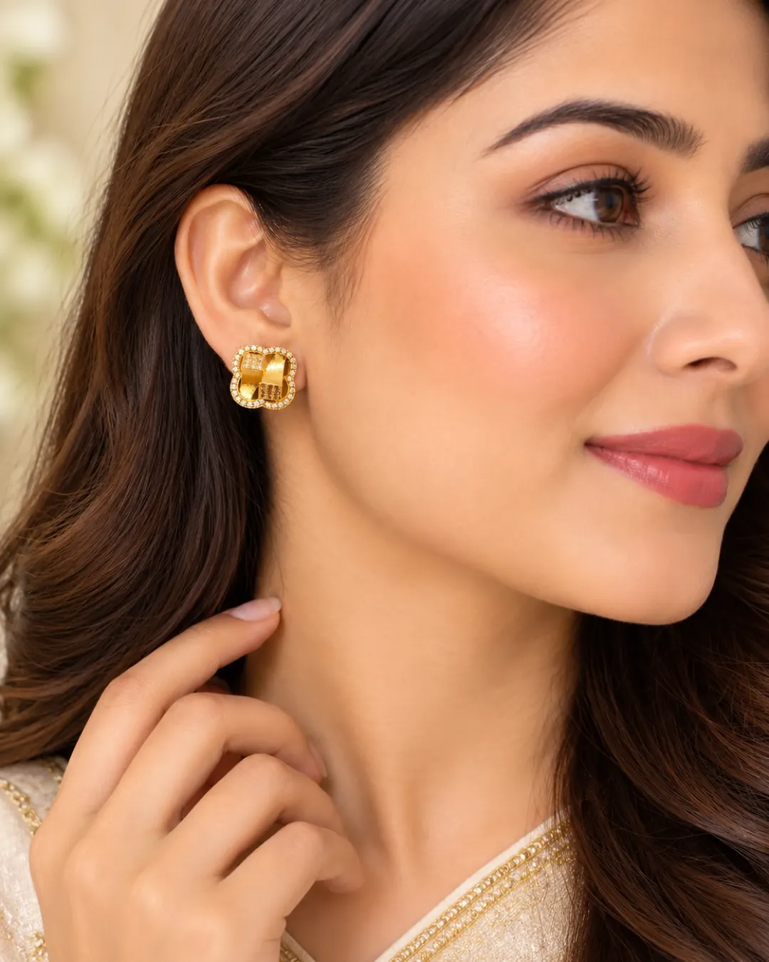 GOLDEN CLOVER SPARKLE STUD EARRINGS